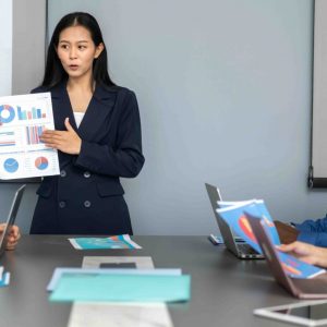 diverse-team-professionals-collaborating-project-modern-office-discussing-ideas-with-focus-scaled (1)