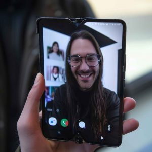 making-video-call-foldable-smartphone-scaled (1)